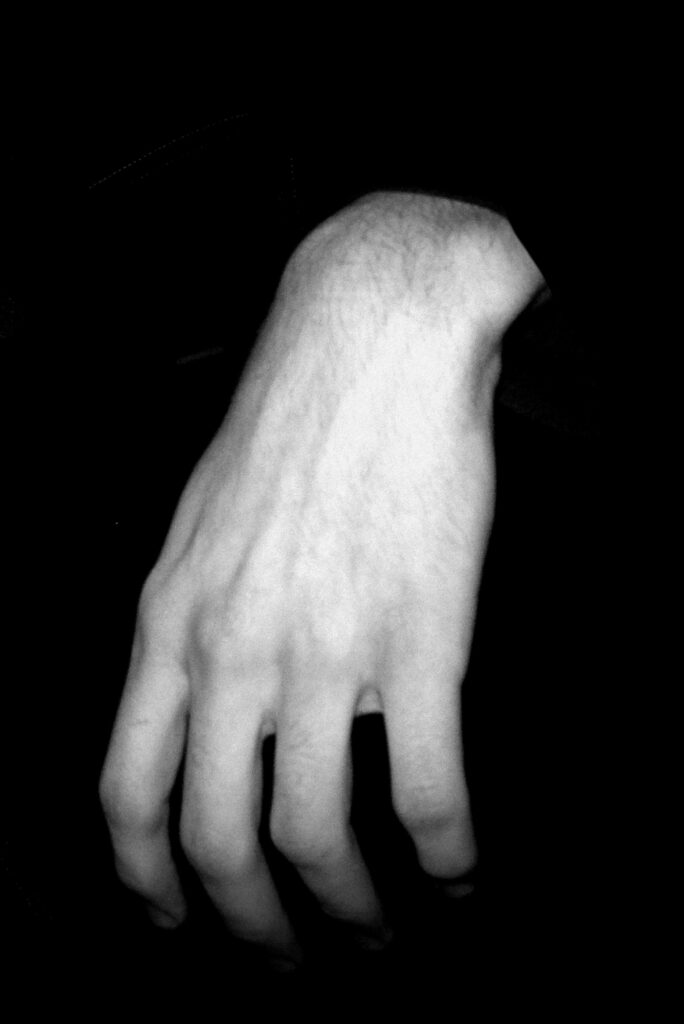 Charlotte Delacroix - Photographie Fine Art - Série Membres - Main d'homme