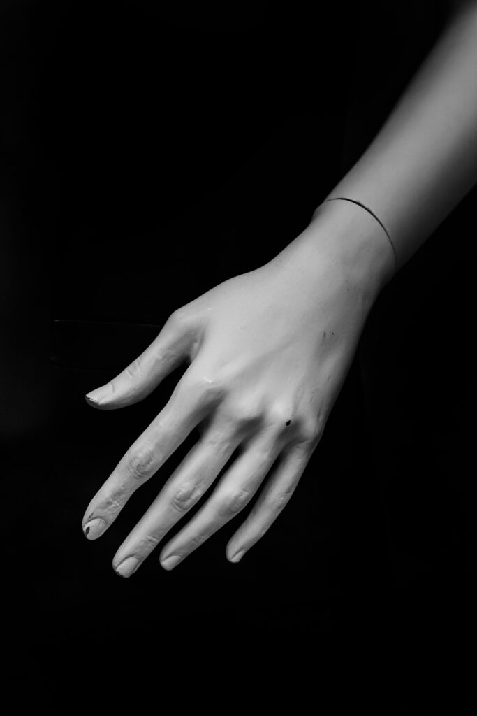 Charlotte Delacroix - Photographie Fine Art - Série Membres - Mains de mannequin