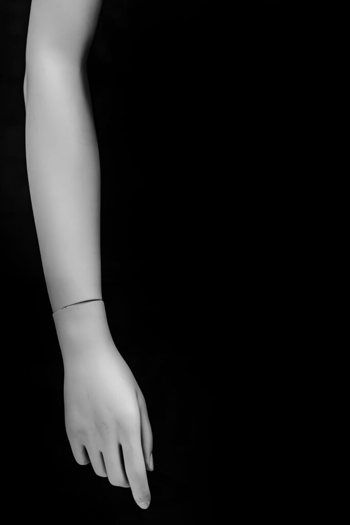 Charlotte Delacroix - Photographie Fine Art - Série Membres - Mains de mannequin