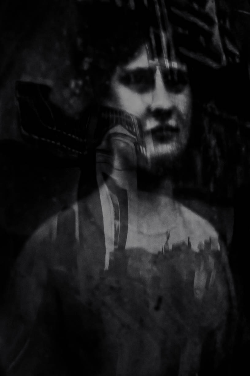 Charlotte Delacroix - Photographie Fine Art - Série Les Fantômes - Visage de femme sur une pierre tombale