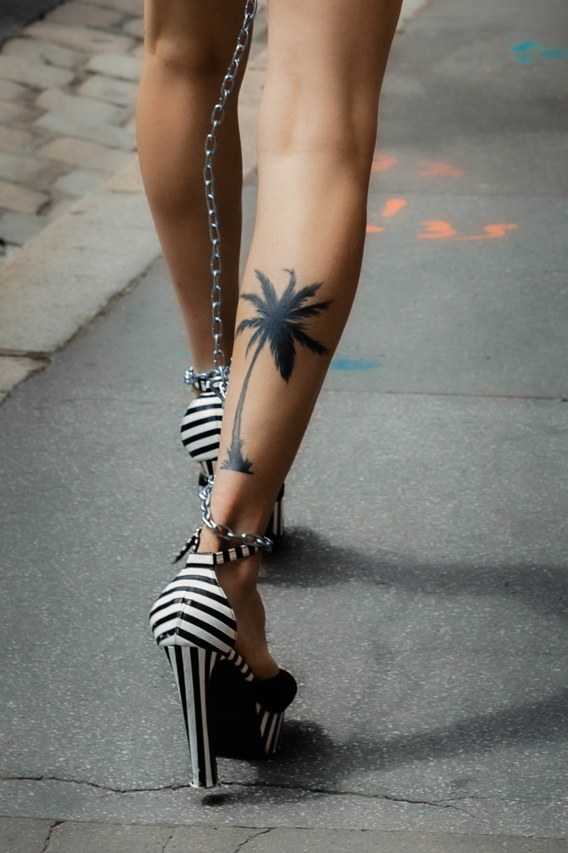 Charlotte Delacroix - Photographie Fine Art - Série Membres - Jambes tatouées